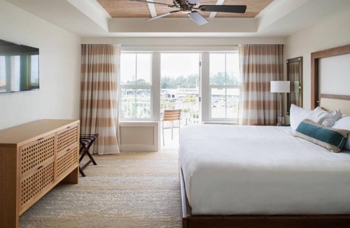 Holmes Beach Hotel | Two Bedroom Modern Island Villa w/Kitchen Near Pine Avenue Shops & Beach