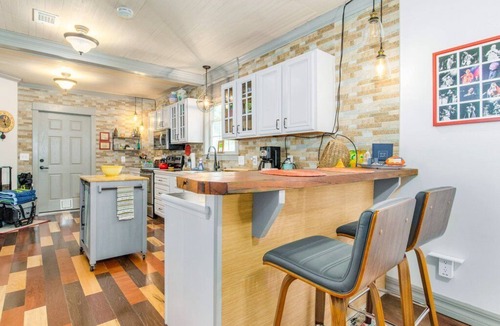 Old East Hill House | Two Couples, 2 Primary Suites, 1 BoHo GardenHouse