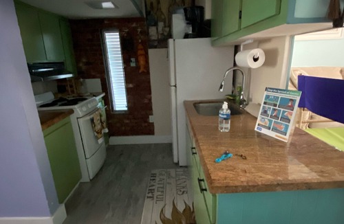 Bowens Addition Boat Rental | Unique Houseboat on Dry Lot-Perfect Romantic Getaway Or Family Friendly & Pet OK
