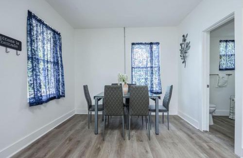 South Pensacola House | unit 10 Cozy Convenient Near All Pensacola Offers
