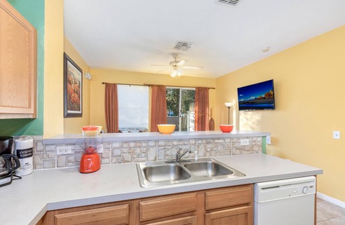 Crestwynd Bay House | Unit 21 | 3BR Home | 2 Mi to Disney | Pet Friendly | Heated Pool | Gated