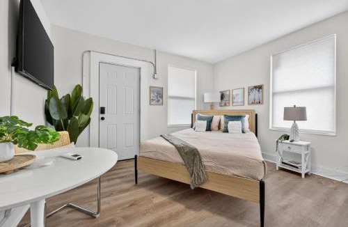 South Pensacola House | Unit 9 Studio Cottage Close to Downtown NAS