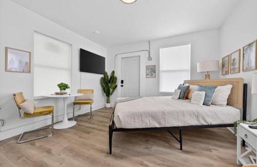 South Pensacola House | Unit 9 Studio Cottage Close to Downtown NAS