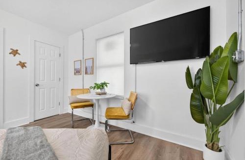 South Pensacola House | Unit 9 Studio Cottage Close to Downtown NAS