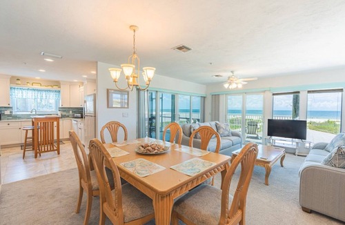 Mid Island House | Unobstructed views of the beach from Lone Palm Retreat