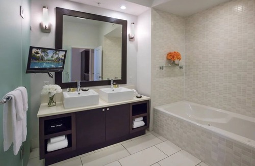 Ludlam Hotel | Unwind and Recharge! 3 Amazing Rooms w/Balcony | Close to Miami Int'l Airport