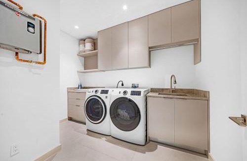 Buena Vista Villa | Up to 10 Guests! Design District Villa
