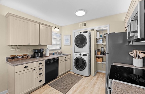 Laurel House | Updated Beach House. Walk to Beach, Shop, Waterfront Dining 2 Bed 1 Bath