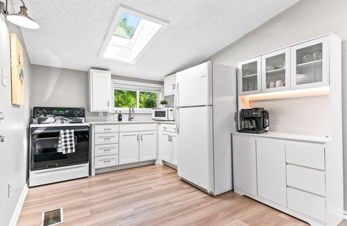 Irving Apartment | Updated Gem, Private, Mins to Dal | TMA
