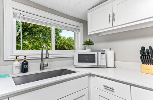 Irving Apartment | Updated Gem, Private, Mins to Dal | TMA