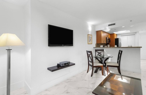 Coconut Grove Hotel | Upscale Suite Retreat w/Kitchen , Pool Access | 0.4 mi to CocoWalk Shopping