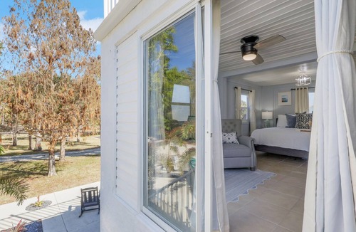 Rural Estates Apartment | Upstairs Studio Apartment with Pickleball Court on 5-Acre Estate