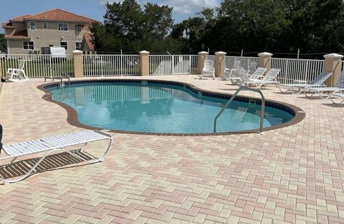 Homosassa House | Vacation in Paradise! Dock available-Walk to Pool & Fishing Pier! Kayaks & Bikes