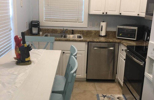 Ono Island Condo | Vacation Paradise at Purple Parrot Resort Relax at the Tiki Bar New on