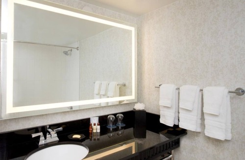 Seybold Hotel | Vacation Starts Here! 2 Elegant Units, On-site Pool, Minutes to Wynwood!