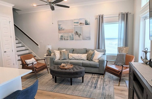 Gulfport House | Vacation Vibes - Beachfront Home/Steps to the water 10 min to downtown Gulfport