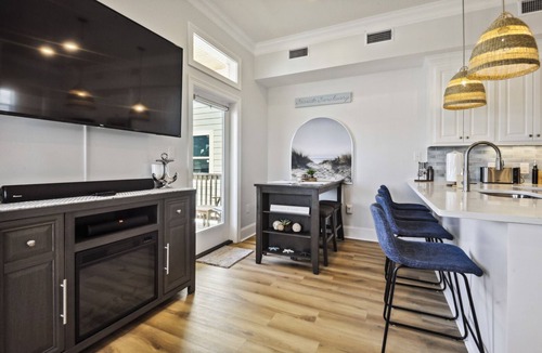 Gulfport House | Vacation Vibes - Beachfront Home/Steps to the water 10 min to downtown Gulfport