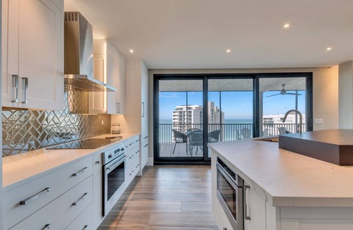 Vanderbilt Beach Condo | VANDERBILT BEACH-RARELY AVAILABLE PENTHOUSE UNIT - GORGEOUS VIEWS OF BEACH/BAY!