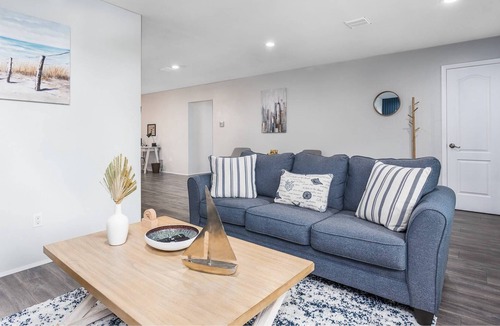 South Venice House | Venice Home with Private Pool, Screened Patio, BBQ, WiFi, Smart TV, Fido Friendly, Garage