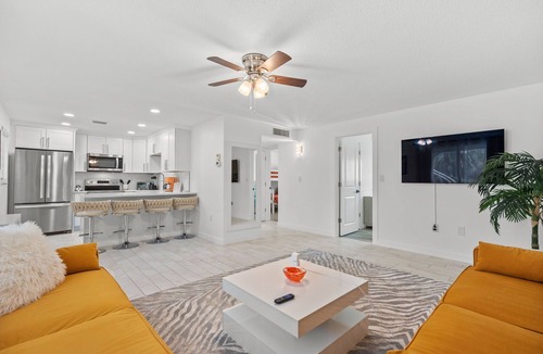 Golden Beach Condo | Venice Island Beach Escape. 1 Minute Walk to Private Beach! Just Renovated!