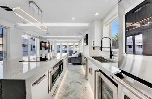 South Beach House | Versace Mansion Neighbor (Floors 2 & 3) Sleeps 12