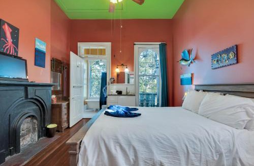 Esplanade Ridge Bed & Breakfast | Vibrant retreat w balcony near French Quarter
