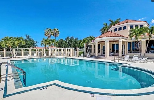 North Naples Apartment | Villa Amalfi -Golf Clubs -Deluxe Sleep-Smart TVs-2 Pools-Pets-Beach-WiFi