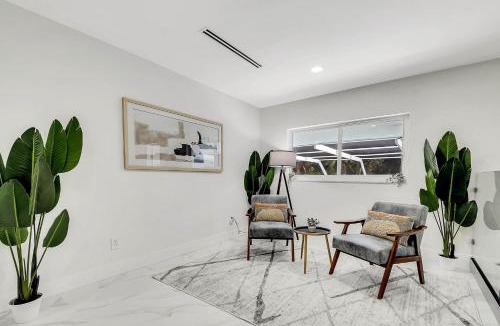 Pinecrest Villa | Villa Oasis with Heated Pool,Sauna, BBQ and Pool Table