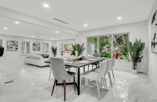 Pinecrest Villa | Villa Oasis with Heated Pool,Sauna, BBQ and Pool Table