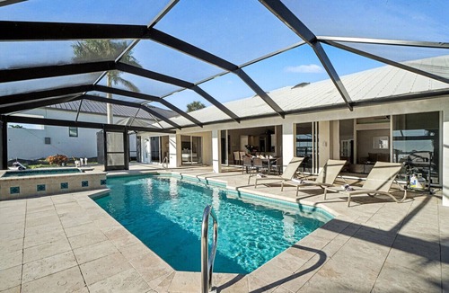 Caloosahatchee Villa | Villa Riverside – Luxury Riverfront Home w/Dock, 2 Boat Lifts, Heated Pool & Whirlpool