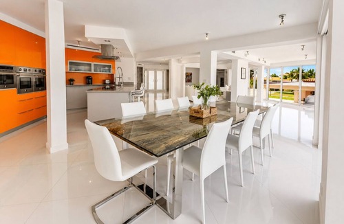 Northeast Miami House | Villa Riviera Luxe, Coastal 4BR Retreat in Miami
