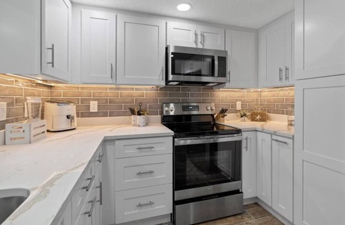 Hudson Beach Estates Villa | Villa Walk to Beach, Pool, Kayak, Games Great for Family Vacations