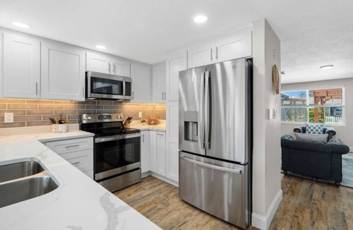 Hudson Beach Estates Villa | Villa Walk to Beach, Pool, Kayak, Games Great for Family Vacations