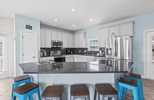 Morgantown House | Vitamin Sea, 3 Min Walk to the Beach, Sleeps 13