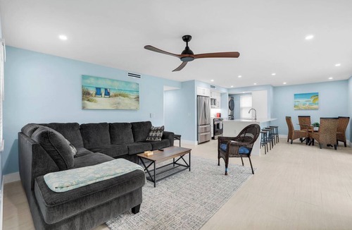 Naples Condo | Walk to 5th Ave + Tin City! Renovated 2BR Lakeview Condo