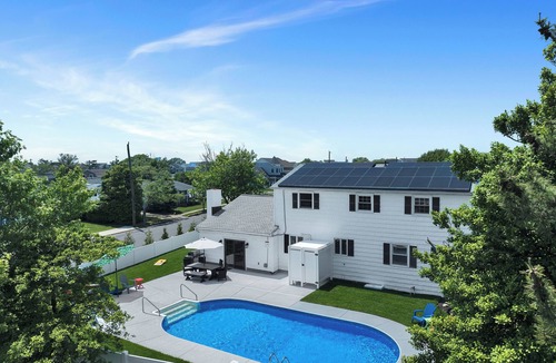 Brigantine House | Walk To Beach, 5 BR, Sleeps 14, Heated Saltwater Pool, Huge Yard, On Golf Course