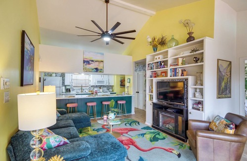 Biloxi House | Walk to Beach! Romantic 'Deja View' Apt in Biloxi