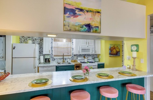 Biloxi House | Walk to Beach! Romantic 'Deja View' Apt in Biloxi