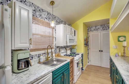 Biloxi House | Walk to Beach! Romantic 'Deja View' Apt in Biloxi