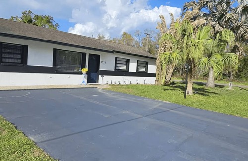 Tampa House | Walk to Casino, Fairground, Drive to beaches, King Bed