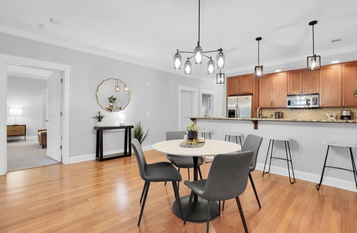 Old West Broad Neighborhood House | Walk to Forsyth + River St | Gated Parking + 2 Ensuites | The Juliette
