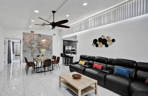 Hollywood Lakes Villa | Walk to Hollywood Beach Stylish 5BR and 4BA Villa