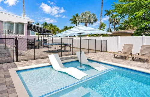 Hollywood Lakes Villa | WALK to Hollywood Beach Stylish 5BR and 4BA Villa