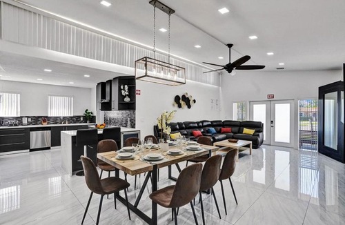Hollywood Lakes Villa | WALK to Hollywood Beach Stylish 5BR and 4BA Villa