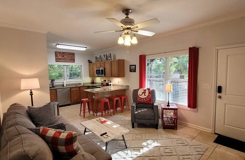 Tuscaloosa Condo | Walk to Stadium/Strip/Downtown! 2 bd/2 bath, Off-street parking!