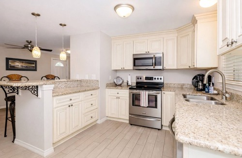 Biloxi Cottage | Walk to the beach & Downtown! Ocean Springs in perfect location! Azalea Cottage