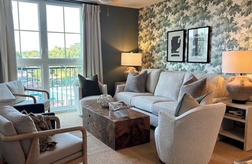 Oxford Condo | WALK TO THE STADIUM & SQUARE! Best location! Sleeps 7, stocked fridge & snacks!