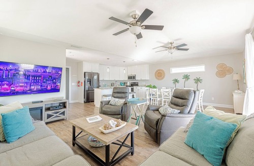 Biltmore Beach House | Walk2Beach! Pet Friendly! Fenced Yard! Kayaks! Cozy Coffee Porch Near St Andrews