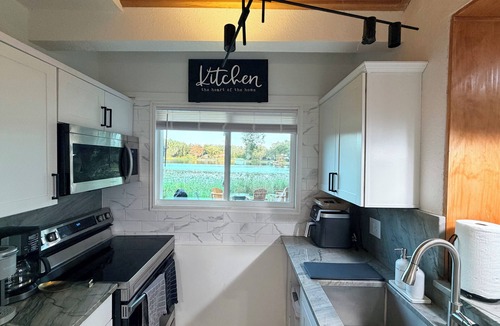 Orlando Cottage | Walkable Quiet Lakefront Retreat near Downtown Orlando with Private Patio