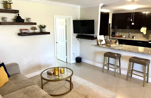 Sunrise House | Warm Sundrenched 3BDR-bungalow in Sunrise w/Patio. Family & Pet friendly!